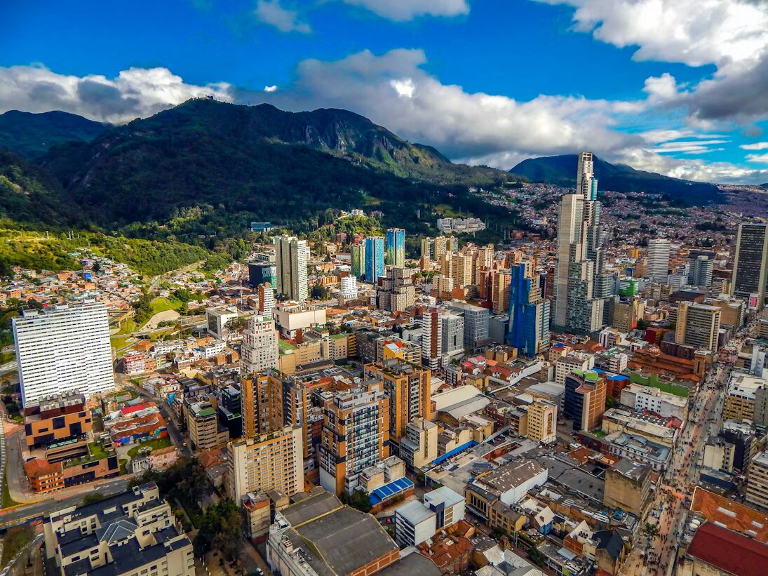 TPHCM/HÀ NỘI - BOGOTA - QUITO - CANAIMA - VƯỜN QUỐC GIA CARACAS - THÁC ANGEL Khởi hành dự kiến: 22/06 – 09/07/2026 & 10/10 – 25/10/2026 Thời gian: 18 ngày 14 đêm khách sạn Hãng hàng không: Turkish Airlines Khởi hành từ Hà Nội/TPHCM Venezuela là quốc gia nằm ở bờ biển phía Bắc Nam Mỹ với nhiều thắng cảnh thiên nhiên đa dạng. Dọc theo bờ biển Caribe là các hòn đảo nghỉ mát nhiệt đới bao gồm Isla de Margarita và quần đảo Los Roques. Venezuela là nơi có thác nước cao nhất thế giới, Thác Angel và con sông dài thứ hai ở Nam Mỹ, Orinoco. Đây cũng là đất nước có đường bờ biển dài nhất trên vùng biển Caribe. Colombia là một điểm đến đầy sắc màu của Nam Mỹ, nơi thiên nhiên hoang sơ hòa quyện cùng văn hoá đa dạng và con người nồng hậu. Thủ đô Bogotá, nằm trên cao nguyên Andes ở độ cao hơn 2.600m, được ví như “thành phố trên mây”. Vườn quốc gia Canaima – là một công viên rộng 30.000 km2 ở đông nam Venezuela, chiếm diện tích gần bằng với vùng Gran Sabana. Công viên được UNESCO công nhận là Di sản Thế giới từ năm 1994. Nơi đây thu hút khách du lịch với thác nước cao nhất thế giới – Thác Angel Thác nước Thiên Thần (Thác Angel) – thác nước không ngắt quãng cao nhất thế giới, có chiều cao 979m và dòng nước đổ xuống 807m. Thác nước đổ xuống từ trên rìa núi Auyantepui ở công viên quốc gia Canaima, một di sản thế giới UNESCO tại vùng Gran Sabana thuộc bang Bolívar Khám phá thủ đô Quito – thành phố được xây dựng từ những tàn tích của một thành phố Inca, đã được UNESCO công nhận là Di sản Thế giới Chi tiết chuyến bay: Ngày 22/06/2025: Sài Gòn/ Hà Nội – Istanbul 22.55 – 05.45. Thời gian bay 10 giờ 50 phút Ngày 23/06/2026: Istanbul – Bogota, Colombia 08.00 – 13.40. Thời gian bay 13 giờ 40 phút Ngày 26/06/2026: Bogota – Guayaquil, Ecuador 12.35 – 14.30. Thời gian bay 1 giờ 5z5 phút Ngày 01/07/2026: Quito – Panama 06.03 – 07.58. Thời gian bay 1 giờ 55 phút Panama - Caracas 09.03 – 12.22. Thời gian bay 2 giờ 20 phút Ngày 02/07/2026: Caracas – Canaima 08.00 – 09.05. Thời gian bay 1 giờ 5 phút Ngày 05/07/2026: Canaima – Caracas 10.05 – 11.10. Thời gian bay 1 giờ 5 phút Ngày 07/07/2026: Caracas – Istanbul 13.55 – 08.35+1. Thời gian bay 11 giờ 50 phút Ngày 09/07/2026: Istanbul – Hà Nội/ Sài Gòn 02.05 – 15.40. Thời gian bay 9 giờ 35 phút HỆ THỐNG KHÁCH SẠN: Danh sách ở dưới tham khảo hoặc khách sạn tương đương Tên thành phố Tên khách sạn Số đêm Bogota Hotel Cite 3 Caracas Altamira Suites 3 Canaima WakaWena 3 Riobamba Hacienda Andaluza 1 Cuenca Hotel Victoria 1 Quito Hotel Dann Carlton 3 *** Khách sạn có thể đổi sang khách sạn tương đương phụ thuộc vào tình trạng phòng. TIÊU CHUẨN XE: Xe tùy theo group size và Lái xe kiêm phục vụ theo hành trình (11h/ngày maximum, overtime 60$/h). TIÊU CHUẨN ĂN UỐNG: Bữa sáng ăn buffet tại khách sạn Các bữa ăn theo theo thực đơn Buffet, đồ Tây chiếm phần lớn, xen lẫn đồ Á, đồ địa phương để quý khách trải nghiệm theo chương trình với mức ăn theo tiêu chuẩn từng bữa TIÊU CHUẨN BẢO HIỂM: Bảo hiểm du lịch với mức bồi thường lên đến 50,000USD/khách. VÉ THĂM QUAN VÀ LỆ PHÍ VISA: Giá tour đã bao gồm vé theo quan các địa điểm theo lịch trình đính kèm như vé thăm quan vào cửa thứ nhất các điểm. Các điểm khác thăm quan bên ngoài. Quà tặng cho khách hàng: Vỏ hộ chiếu, mũ du lịch, thẻ đeo hành lý Lệ phí visa, phí dịch thuật hồ sơ, thư mời. HƯỚNG DẪN VIÊN: 1 Hướng dẫn viên chuyên nghiệp đi từ Việt Nam nhiệt tình phục vụ suốt tuyến và hướng dẫn viên địa phương chuyên nghiệp ĐÃ BAO GỒM TIỀN TIP LỊCH TRÌNH CHI TIẾT NGÀY 1: VIỆT NAM – ISTANBUL 19.00: Xe đón đoàn ra sân bay Nội Bài, làm thủ tục đáp chuyến bay đi Istanbul// TK165 HAN – IST (22.55 – 05.10). Đầu Sài Gòn: 19h00: Đoàn có mặt tại sân bay thực hiện chuyến bay TK163//22.15 – 05.30 NGÀY 2: ISTANBUL – BOGOTA (Ăn trưa, tối) 08h00: Đoàn làm thủ tục nối chuyến đi Bogota TK800// IST – BOG// 09.40 – 15.05 15h05: Đoàn hạ cánh đến Bogota Bogota - thủ đô của Colombia là một thành phố năng động và pha trộn giữa vẻ đẹp tự nhiên và sự phồn thịnh văn hóa. Được thành lập vào năm 1538, thành phố Bogota đã trải qua nhiều thăng trầm lịch sử và hiện nay đã trở thành một trung tâm văn hóa, kinh tế và chính trị quan trọng của Nam Mỹ. Tối: Đoàn ăn tối và nghỉ ngơi tại khách sạn. NGÀY 3: BOGOTA (COLOMBIA) (Ăn sáng, trưa, tối) Sáng: quý khách sử dụng bữa sáng tại khách sạn Đoàn di chuyển tham quan Hồ Guatavita (75km ~ 1 giờ 40 phút lái xe) - tìm hiểu về các nghi lễ do người Muisca cổ đại thực hiện đã tạo nên truyền thuyết về El Dorado. Đắm mình trong bầu không khí huyền bí của hồ trong khi đắm mình trong khung cảnh tuyệt đẹp của những ngọn núi hùng vĩ và đồng cỏ xanh tươi. Sau đó, xe và HDV sẽ đưa đoàn đến Zipaquira để tham quan Nhà thờ muối (63km ~ 1 giờ 30 phút lái xe). Nhà thờ độc nhất vô nhị của Colombia không phải là một công trình khổng lồ làm từ muối, mà được xây bên trong một mỏ muối cũ có nghĩa ta phải đi xuống độ sâu khoảng 200m nếu muốn thưởng lãm tổ hợp mang đậm màu sắc Công giáo của nơi này. Tối: Đoàn ăn tối và nghỉ ngơi tại khách sạn NGÀY 4: BOGOTA (COLOMBIA) (Ăn sáng, trưa, tối) Sau bữa sáng, đoàn di chuyển tham quan thành phố Bogota Bảo tàng vàng: trưng bày một số hợp kim vàng và kim loại khác thời tiền Columbus, chẳng hạn như Tumbaga , và lưu giữ bộ sưu tập hiện vật bằng vàng lớn nhất thế giới Bảo tàng Botero: chủ yếu lưu giữ các tác phẩm nghệ thuật của Fernando Botero, họa sĩ và nhà điêu khắc nổi tiếng nhất Colombia Khu phố lịch sử La Candelaria: tại đây quý khách sẽ thoáng thấy sự đa dạng của các phong cách kiến trúc được trưng bày tại khu phố lịch sử Núi Cerro de Monserrate: quý khách sẽ đi cáp treo ngắm nhìn toàn cảnh thành phố ngoạn mục phủ đầy bầu trời bằng những màu sắc rực rỡ và mang đến tầm nhìn đẹp nhất ra thành phố, khiến nơi đây trở thành cách hoàn hảo để bắt đầu và kết thúc một ngày với một chút kỳ diệu. Sau đó, đoàn sẽ dành thời gian tham gia trò chơi “Tejo” - Đây là một môn thể thao truyền thống của Colombia có nguồn gốc từ thời tiền Columbus. Môn thể thao này bao gồm việc ném một đĩa kim loại, được gọi là một "tejo," vào một mục tiêu được đặt trong một hộp đất sét, nhằm mục đích bắn trúng những gói nhỏ chứa đầy thuốc súng được gọi là "mechas". Tối: Đoàn ăn tối và nghỉ ngơi tại khách sạn NGÀY 5: BOGOTA – GUAYAQUIL, ECUADOR (Ăn sáng, trưa, tối) Sau bữa sáng, xe đưa đoàn ra sân bay thực hiện chuyến bay đi Guayaquil, Ecuador AV32//BOG –GYE// 12.35 – 14.30 14h30: Đoàn hạ cánh, xe đưa đoàn trở về khách sạn. Guayaquil, thành phố lớn nhất Ecuador, là trung tâm kinh tế – cảng biển sôi động nhất đất nước. Nơi đây mang nét hiện đại hòa quyện với lịch sử qua những con phố ven sông và kiến trúc thuộc địa. Tối: đoàn ăn tối và nghỉ ngơi tại khách sạn NGÀY 6: GUAYAQUIL – CÔNG VIÊN QUỐC GIA CAJAS – CUENCA (Ăn sáng, trưa, tối) Hôm nay, đoàn khởi hành tham quan Vườn Quốc gia El Cajas – nơi sở hữu hệ sinh thái đa dạng từ rừng mây đến những khung cảnh đá granit hoang sơ. Nổi bật nhất là hơn 200 hồ nước nằm xen giữa các dãy núi lởm chởm tạo nên vẻ đẹp hùng vĩ đặc trưng của khu bảo tồn. Trên độ cao hơn 4.000m, du khách có thể bắt gặp cây Quina – loài cây nhỏ nhưng kiên cường, được xem là loài cây mọc cao nhất thế giới. Tại đây, nếu may mắn, đoàn có thể nhìn thấy đàn llama hoang dã được tái thả từ cuối những năm 1990, cùng nhiều loài động vật quý hiếm như gấu mắt kính, báo puma hay tigrillo; cùng các loài chim đặc hữu gồm chim ruồi, tu căng và đặc biệt là kền kền Andes. Sau đó, đoàn di chuyển đến Cuenca, du khách sẽ ngay lập tức ấn tượng với đường chân trời nổi bật bởi những mái vòm nhà thờ xanh biếc. Thành phố được UNESCO công nhận là Di sản Văn hóa Thế giới từ năm 1999, và được xem là một trong những thành phố đẹp nhất Ecuador nhờ cảnh quan và nét duyên dáng cổ kính. Đoàn bắt đầu chuyến walking tour khám phá thành phố với điểm nhấn là kiến trúc thuộc địa tuyệt đẹp, hệ thống sông uốn lượn, các ban công sắt nghệ thuật và những khu vườn rực rỡ. Tối: đoàn ăn tối và nghỉ ngơi tại khách sạn NGÀY 7: CUENCA – DEVIL´S NOSE – RIOBAMBA (Ăn sáng, trưa, tối) Sau bữa sáng tại khách sạn, điểm dừng đầu tiên trong ngày là Ingapirca, quần thể quan sát thiên văn và pháo đài của người Inca – đồng thời là di tích Inca quan trọng nhất tại Ecuador. Đây từng là nơi Hoàng đế Inca và đoàn tùy tùng dừng chân trong các chuyến đi đến cực Bắc của đế chế. Tiếp tục hành trình đến thị trấn Alausí, để tham gia tuyến tàu Alausí – Sibambe sẽ đưa du khách chinh phục Devil’s Nose, vách đá dựng đứng từng được xem là “không thể vượt qua” trong quá trình xây dựng đường sắt. Trong suốt hành trình, du khách sẽ được chiêm ngưỡng những hẻm núi sâu, các đường hầm xuyên đá và toàn cảnh tuyệt đẹp của dãy Andes. Đến Sibambe, đoàn sẽ được chào đón bằng âm nhạc truyền thống và những điệu múa bản địa đặc sắc. (thời gian khoảng 2-3h) Kết thúc trải nghiệm, đoàn tiếp tục di chuyển đến Riobamba để nghỉ đêm. NGÀY 8: RIOBAMBA - QUITO (Ăn sáng, trưa, tối) Sáng: đoàn ăn sáng tại khách sạn Được thành lập vào năm 1975, Vườn Quốc gia Cotopaxi nằm cách thủ đô Quito khoảng 50 km về phía Đông Nam và là một trong những điểm đến thiên nhiên ngoạn mục nhất của Ecuador. Nổi bật nhất là núi lửa Cotopaxi phủ đầy tuyết trắng, cao 5.890m – điểm chinh phục yêu thích của các nhà leo núi trên thế giới. Trong hành trình khám phá, du khách có thể bắt gặp báo puma, gấu mắt kính Andes quý hiếm, cáo Andes hoặc loài chim đặc hữu của vùng. Xung quanh hồ Santo Domingo còn có dấu tích của các pháo đài Inca và những nền đá cổ xưa. Sau bữa trưa, đoàn khởi hành về Quito. Quito – là thủ đô của Ecuador. Thành phố này được xây dựng từ những tàn tích của một thành phố Inca. Nơi đây là trung tâm lịch sử ít thay đổi nhất tại Châu Mỹ La tinh và đã được UNESCO công nhận là Di sản Thế giới. NGÀY 09: QUITO, ECUADOR (Ăn sáng, trưa, tối) Sau bữa sáng tại khách sạn, đoàn dành thời gian tham quan thành phố Quito. Ecuador là vùng đất của lịch sử, những nền văn hóa bản địa đầy cuốn hút, những dòng sông uốn lượn chậm rãi, những khu rừng nhiệt đới xanh tươi, những ngọn núi lửa hùng vĩ phủ tuyết trắng cùng một trong những hệ động vật hoang dã đặc sắc nhất thế giới. Điểm khởi đầu lý tưởng là “Mitad del Mundo” – một địa điểm cách Quito chỉ 30 phút lái xe, nơi có tượng đài đánh dấu đường xích đạo tại vị trí gần thành phố nhất. Quý khách ghé thăm: “Ciudad Mitad del Mundo” hay Tượng đài Trung tâm thế giới: được xây dựng với mục đích làm nổi bật vị trí chính xác của đường xích đạo. Tại đây, quý khách sẽ có cơ hội đặt chân vào hai bán cầu cùng một lúc. Đoàn cũng có cơ hội tham quan Bảo tàng dân tộc học ngay tại đây. Trưa: Đoàn dùng bữa trưa tại nhà hàng, sau đó đến thăm trung tâm thuộc địa của thành phố – nơi đây có những con đường lát đá cuội hẹp với những bức tường quét vôi trắng và phía trên là những tháp chuông và mái vòm của nhiều nhà thờ lịch sử được trang trí lộng lẫy. Thành phố là một trong những trung tâm thuộc địa được bảo tồn tốt nhất ở Nam Mỹ và năm 1978, Quito được Liên Hợp Quốc công nhận là Di sản Văn hóa Thế giới. Tại đây, đoàn đi bộ đến Quảng trường Chính, nơi quý khách sẽ thấy Cung điện Chính phủ, La Compañía và một số nhà thờ quan trọng nhất được xây dựng vào khoảng thế kỷ XVI và XVII, bao gồm Tu viện San Francisco được bắt đầu 5 ngày sau khi thành lập thành phố vào năm 1534. Tối: Đoàn ăn tối, sau đó trở về nghỉ ngơi. NGÀY 10: QUITO, ECUADOR – CARACAS, VENEZUELA (Ăn sáng, trưa, tối) Sáng sớm, quý khách di chuyển ra sân bay, đáp chuyến bay đi Panama CM210//UIO – PTY// 06.03 – 07.58 Sau đó đoàn tiếp tục thực hiện nối chuyến đến Caracas CM224//PTY – CCS (09.03 – 12.22). Caracas – là thủ đô và thành phố lớn nhất của Venezuela, ở phía bắc Venezuela, gần vùng biển Caribe. Caracas là một đô thị sầm uất nổi tiếng về ẩm thực, sự đa dạng về văn hóa và khí hậu hoàn hảo, nhờ sự kết hợp độc đáo giữa độ cao lớn và vị trí gần biển Ca-ri-bê. Tới nơi, xe đưa quý khách ghé thăm những điểm nổi bật tại thành phố. Tối: Đoàn ăn tối, sau đó trở về nghỉ ngơi. NGÀY 11: CARACAS – CANAIMA (Ăn sáng, trưa, tối) Sáng: Quý khách thức dậy sớm, di chuyển ra sân bay, đáp chuyến bay đi Canaima// V0130 CCS – CAJ (08.00 – 09.05). Vườn quốc gia Canaima là một công viên rộng 30.000 km2 ở đông nam Venezuela, chiếm diện tích gần bằng với vùng Gran Sabana. Vườn quốc gia nằm ở bang Bolívar, giáp biên giới với Brazil và Guyana. Công viên được UNESCO công nhận là Di sản Thế giới từ năm 1994. Nơi đây thu hút khách du lịch với thác nước cao nhất thế giới – Thác Angel 09.05: Đoàn tới Canaiama. Tham quan Vườn quốc gia Canaima: Phá Canaima Lagoon: Được bao quanh bởi những bãi biển và thác nước tuyệt đẹp, Phá Canaima vô cùng đẹp như tranh vẽ. Thác Hacha: Với thời tiết thuận lợi, quý khách có thể trải nghiệm đi bộ phía sau màn nước hùng vĩ – một khoảnh khắc khó quên. Tối: Quý khách ăn tối và nghỉ ngơi NGÀY 12: THÁC NƯỚC THIÊN THẦN (Ăn sáng, trưa, tối) Sáng: Quý khách thức dậy sớm, di chuyển bằng thuyền dọc theo dòng sông (khoảng 4 giờ) xuyên rừng rậm để đến với Angel Falls – thác nước cao nhất thế giới. Thác nước Thiên Thần – thác nước không ngắt quãng cao nhất thế giới, có chiều cao 979m và dòng nước đổ xuống 807m. Thác nước đổ xuống từ trên rìa núi Auyantepui ở công viên quốc gia Canaima, một di sản thế giới UNESCO tại vùng Gran Sabana thuộc bang Bolívar. Đến đảo Ratoncito, quý khách đi bộ khoảng 1 giờ xuyên rừng rậm xanh tươi để đến điểm ngắm ngoạn mục, chiêm ngưỡng toàn cảnh hùng vĩ của Angel Falls ở cự ly gần. Thác nước không ngắt quãng cao nhất thế giới – Thác nước Thiên Thần Sau chuyến tham quan, đoàn trở về Canaima bằng trực thăng, kết hợp bay ngắm cảnh 15–20 phút trên bầu trời, chiêm ngưỡng toàn cảnh thác Angel và rừng già xung quanh từ trên cao. Tối: Quý khách ăn tối và nghỉ đêm tại khách sạn NGÀY 13: VƯỜN QUỐC GIA CANAIMA (Ăn sáng, trưa, tối) Sáng: Quý khách ăn sáng tại khách sạn Sau đó đoàn di chuyển trở lại Canaima tự do khám phá, gặp gỡ người dân địa phương, tham gia các hoạt động thể thao dưới nước. Tối: Quý khách thưởng thức chương trình biểu diễn văn hóa đặc sắc của cộng đồng bản địa Pemón – hòa mình trong âm nhạc, truyền thống và những câu chuyện dân gian. NGÀY 14: CANAIMA – CARACAS (Ăn sáng, trưa, tối) Sáng: Quý khách ăn sáng tại khách sạn, sau đó đoàn làm thủ tục trả phòng, di chuyển ra sân bay, đáp chuyến bay về Caracas//V131 CAJ – CCS (10.05 – 11.10). 11.10: Đến Caracas, xe và HDV đưa đoàn đi ăn trưa Chiều: quý khách tham quan thành phố: Trung tâm lịch sử và Quảng truờng Simon Bolivar - là một trong những quảng truờng lịch sử và quan trọng nhất ở Caracas, thủ đô của Venezuela. Ðây là trung tâm chính trị, lịch sử và van hóa của thành phố – cũng như của cả đất nước Venezuela Khám phá khu phố San Agustin sôi động, tìm hiểu sâu hơn về cuộc sống trong cộng đồng kiên cường này. Tối: đoàn ăn tối tại khách sạn NGÀY 15: CARACAS (Ăn sáng, trưa, tối) Sau bữa sáng tại khách sạn, quý khách di chuyển đi tham quan thành phố Caracas: Công viên El Calvario – nơi có tầm nhìn toàn cảnh tuyệt đẹp xuống thành phố. Quảng trường Venezuela, không gian biểu tượng của thành phố với đài phun nước, tượng đài và sự pha trộn giữa kiến trúc hiện đại cùng nhịp sống sôi động hằng ngày. Sau đó, nếu có thể, đoàn sẽ ghé thăm một xưởng socola “Bean-to-Pastry” độc đáo và Los Próceres, nơi lịch sử giao hòa cùng cuộc sống hiện tại. Quý khách còn có thể bắt gặp những đàn vẹt macaw hoang dã sải cánh trên bầu trời. Tối: đoàn ăn tối và nghỉ đêm tại khách sạn NGÀY 16: CARACAS – ISTANBUL Sau bữa sáng, xe và HDV đưa đoàn di chuyển ra sân bay thực hiện chuyến bay đi Istanbul TK195// CCS – IST// 13.55 – 08.35+1 NGÀY 17: ISTANBUL – HÀ NỘI 08h35: đoàn hạ cánh tại sân bay Istanbul NGÀY 18: HÀ NỘI 02h05: đoàn làm thủ tục nối chuyến về Hà Nội// IST – HAN (02.05 – 15.40). 15.40: Đoàn tới Hà Nội, làm thủ tục nhập cảnh, xe đưa đoàn về điểm hẹn ban đầu. Kết thúc chuyến đi tốt đẹp Đầu Sài Gòn: 02h35: đoàn làm thủ tục nối chuyến về Sài Gòn// IST – SGN (02.35 – 16.30). 16.30: Đoàn tới Sài Gòn Hẹn gặp lại quý khách vào những chuyến đi tiếp theo! Tùy điều kiện thực tế trình tự tham quan có thể thay đổi nhưng vẫn bảo đảm đầy đủ điểm tham quan nêu trong chương trình. GIÁ TRỌN GÓI DÀNH CHO 1 KHÁCH: 358.000.000 VNĐ Giá tour bao gồm: Vé máy bay quốc tế khứ hồi (hạng phổ thông) của hãng hàng không Turkish Airlines Vé máy bay nội địa theo chương trình Thuế phi trường và Phí an ninh. Khách sạn tiêu chuẩn như đề cập trong chương trình (2 khách / phòng). Các bữa ăn tiêu chuẩn như chương trình Vé tham quan vào cửa 01 lần theo chương trình Xe, thuyền hoặc tàu di chuyển giữa các điểm HDV tiếng Việt hướng dẫn suốt tuyến (11h/ ngày). Tiền Tips cho Hướng dẫn viên và lái xe đã bao gồm trong giá tour Lệ phí visa Bảo hiểm du lịch toàn cầu Travel Guard của AIG, mức đền bù tối đa là 50,000$ / khách cho các chi phí y tế về tai nạn và ốm đau... Quà tặng Giá tour không bao gồm: Chi phí trả cho HDV và tài xế phục vụ ngoài giờ (nếu có yêu cầu) Phụ thu phòng đơn Chi phí cá nhân: giặt là, điện thoại, đồ uống Chi phí phát sinh khác không có trong chương trình ----------------------------------- THÔNG TIN LIÊN HỆ: CÔNG TY LỮ HÀNH FAMTRIP GLOBAL – FG JOURNEY “Trải nghiệm Du lịch - Khẳng định sự thịnh vượng!” Hotline: 0913 39 82 53 Địa chỉ: 37 Lê Quốc Hưng, P. Xóm Chiếu, TP. HCM Website: www.FGjourney.com GPLHQT: 79-1538/2022/TCDL-GP-LHQT du lịch Nam Mỹ
